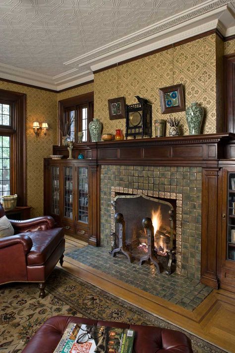 Moravian tiles and Pugin-designed wallpaper in a 1908 Tudor. Photo: WIlliam Wright Craftsman Living Rooms, Arts And Crafts Fireplace, Craftsman Interiors, Design Camino, Arts And Crafts Interior Design, Craftsman Fireplace, Palette Wall, Arts And Crafts Interiors, Style Fireplace