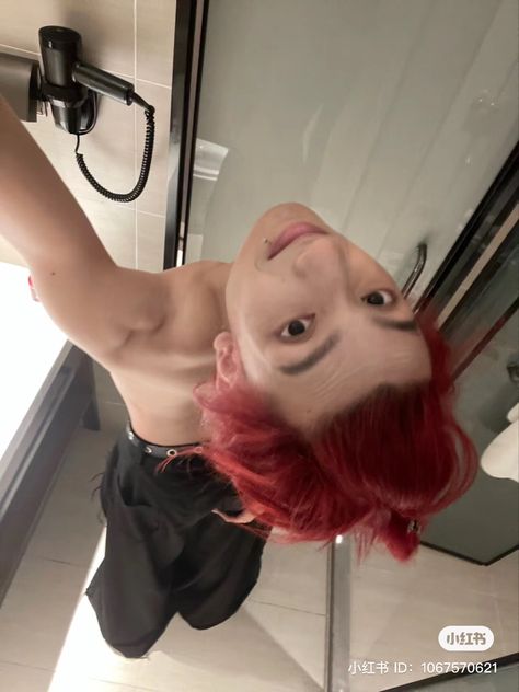 Red Hair Asian Boy, Guys With Pink Hair, Red Hair Cosplay, Boy Reference, Red Hair Boy, Red Hair Men, Cherry Red Hair, Body References, Cosplay Boy