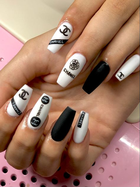 Chanel Design Nails, Channel Nails Designs, Nails Design Classy, Nails Designs Short, Brand Nails, Channel Nails, Chanel Nails Design, Matte Green Nails, Ombre Acrylic