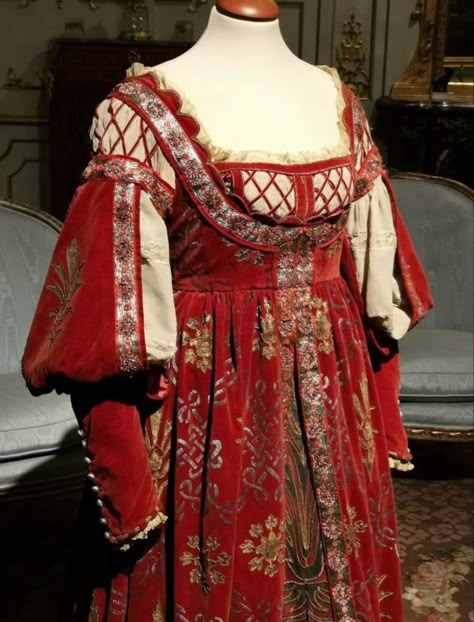 Historical Italian Fashion, Historical Medieval Dress, 1500s Italian Fashion, 1600s German Fashion, Italian Medieval Dress, 1380s Fashion, Victorian Formal Dress, 1490s Italian Fashion, Medieval Italian Clothing