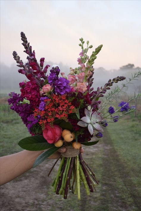 Bouquet Ranunculus, Snapdragon Flowers, Purple Bridal Bouquet, Purple Succulents, Tafel Decor, Succulent Bouquet, Flower Decorations Diy, Stock Flower, Cut Flower Garden