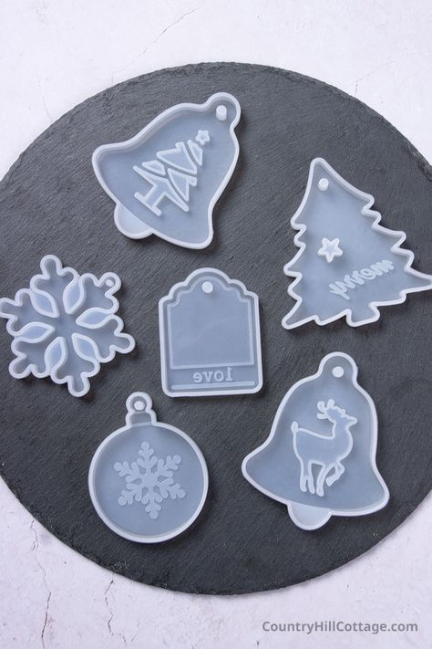 Resin Tree Ornaments, How To Make Resin Ornaments, Resin Christmas Tree Decorations, Diy Resin Photo Ornaments, Christmas Resin Coasters Ideas, Christmas Tree Resin, Resin Christmas Tree Ornaments, Epoxy Resin Christmas Gift Ideas, Resin Xmas Ornaments