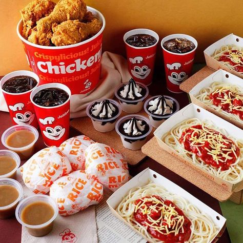 Jollibee Foods With Chicken, Jollibee Bucket, Jollibee Food, Road Trip Food, Asian Street Food, Pepper Steak, Lunch Recipes Healthy, Breakfast Bake, Birthday Food