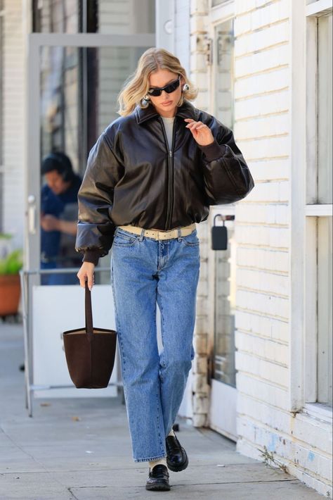 Levi 501 90s, Levis 501 Outfit Street Style, Levis 501 Outfit, Rainy Weather Outfits, Vintage Leather Jackets, Elsa Hosk Style, Celebrity Style Inspiration, Outfit 90s, Elsa Hosk