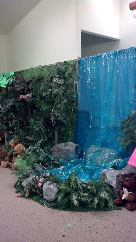 Cave Quest Vbs, Waterfall Decoration, Jungle Decorations, Vbs Themes, Vbs Crafts, Decoration Photo, Jungle Party, Safari Party, Dinosaur Birthday Party