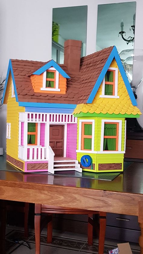 Diy Up House Pixar, Casa Up, Up House Pixar, Up Movie House, Cardboard Box Houses, All About Me Crafts, Up Pixar, Easy Art For Kids, Wooden Toy Cars