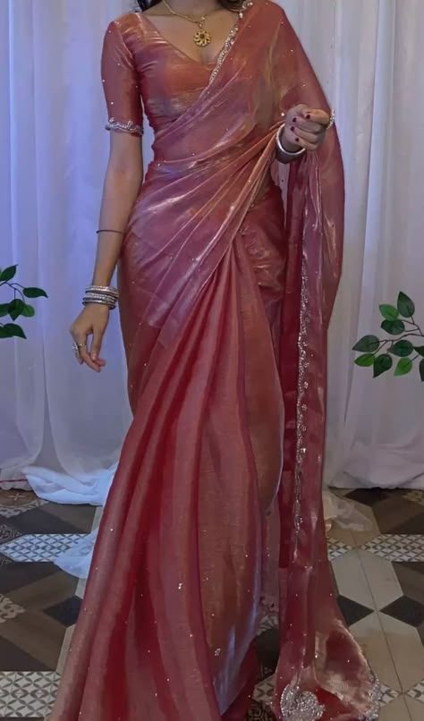 #simple saree
#colourful saree
#satin saree look
#modern saree look
#simple saree
#saree aesthetic
#saree look
#pink saree Night Wedding Saree Ideas, Decent Saree Look For Wedding, Sangeet Saree Look, Full Coverage Saree, Jahnvi Kapoor Half Saree, Satin Saree Aesthetic, Vine Colour Saree, Wedding Guest Lengha, Saree For Girls Wedding