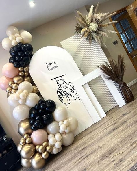 College Grad Party Decor, Grad Party Theme, High School Graduation Party Decorations, College Grad Party, Party Balloons Diy, Graduation Party Backdrops, Diy Graduation Gifts, Gold Graduation Party, Graduation Party Planning