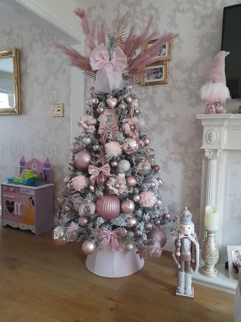 Pink Silver Christmas Tree, Christmas Tree Roses, Pink Christmas Tree Decorations, Black Christmas Decorations, Candyland Theme, Fashion Christmas Tree, Rose Gold Christmas Tree, Rose Gold Christmas Decorations, Elegant Christmas Tree Decorations