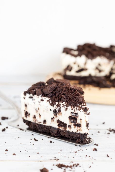 If you're a fan of cookies and cream, you'll go nuts for this Philadelphia Oreo cheesecake. It's thick, rich, creamy, and chock-full of crunchy cookies! Desserts Without Eggs, Baked Oreo Cheesecake Recipe, Oreo Cheesecake Recipes, Oreo Desserts, Cake Oreo, No Bake Oreo Cheesecake, Cheesecake Factory Recipes, Cheesecake Oreo, Dessert Oreo