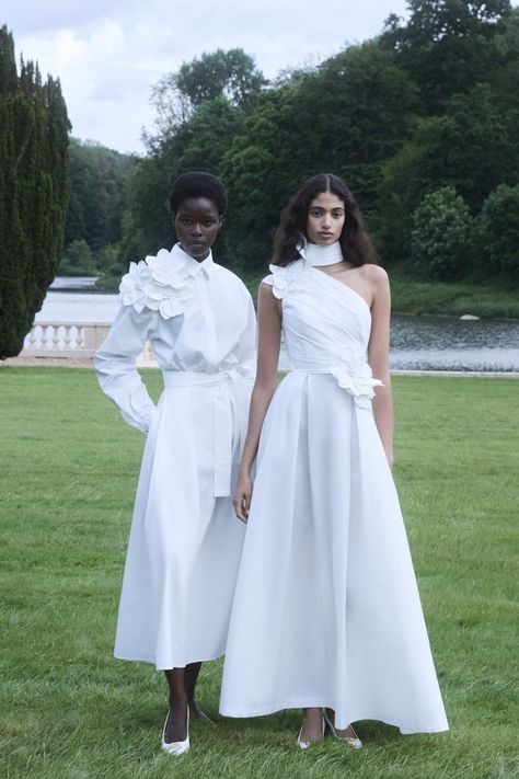 Elie Saab Resort 2025, Elie Saab Ready To Wear, Elie Saab Resort, Elie Saab Dresses, Resort 2025, Fashion Creator, Minimalist Bride, Custom Clothing, Cotton Poplin Shirt