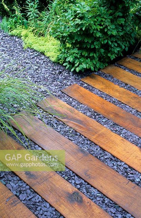 Green oak paving with slate chippings Slate Chip Pathway, Slate Outdoor Walkway, Slate Chippings Garden Ideas, Slate Chips Landscaping, Slate Chippings Garden, Slate Garden Ideas, Dg Pathway, Slate Patio Ideas, Side Of The House Landscaping