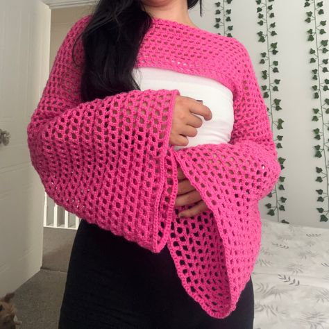 Couture, Pink Crochet Bolero, Crochet With Small Yarn, How To Crochet A Bolero, Pink Crochet Shrug, Pink Shrug Outfit, Hobbii Yarn Crochet Patterns, Crochet Ideas Clothes Summer, Pink Yarn Crochet Ideas