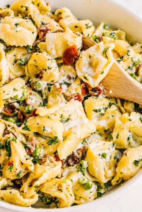 Easy Bacon Carbonara Tortellini Bisquick Cornbread, Baked Barbeque Chicken, Easy Tortellini, Oven Baked Bbq Chicken, Bacon Carbonara, Chicken Enchilada Skillet, Spaghetti Carbonara Recipe, Chicken Tortellini, Sour Cream Chicken