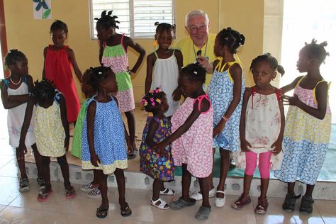 Dress Tutorials, Children In Africa, Pillowcase Dresses, Samaritan's Purse, Charity Project, Operation Christmas, Operation Christmas Child, Pillowcase Dress, African Girl