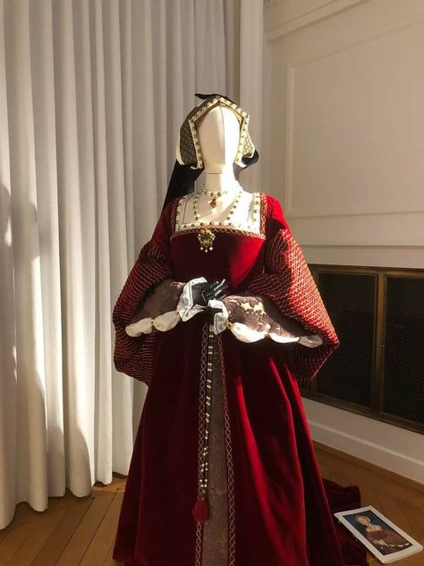 Elizabethan Era Dress, Tudor Style Fashion, 1400s English Fashion, Red Historical Dress, 1500s Dresses Royal, Tudor Era Fashion, Reinassance Outfits, 1550s Fashion, Tudor Dress Princesses