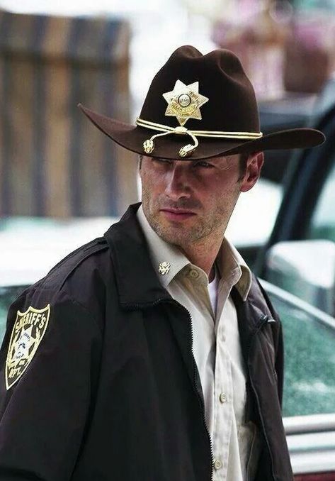 THROWBACK PIC SEASON 1 - SHERIFF RICK GRIMES Rick Grimes Photoshoot, Rick Grimes Season 1 Icon, Rick Grimes Season 1, Rick Twd, Daryl And Rick, Andy Lincoln, Negan Twd, Top Tv Shows, Best Zombie