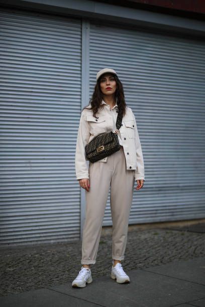 Fendi Zucchino Bag Outfit, Baguette Bag Street Style, Fendi Baguette Street Style, Fendi Baguette Outfit, Fendi Zucchino Bag, Fendi Bag Outfit, Baguette Bag Outfit, Fendi Crossbody Bag, Crossbody Bag Outfit