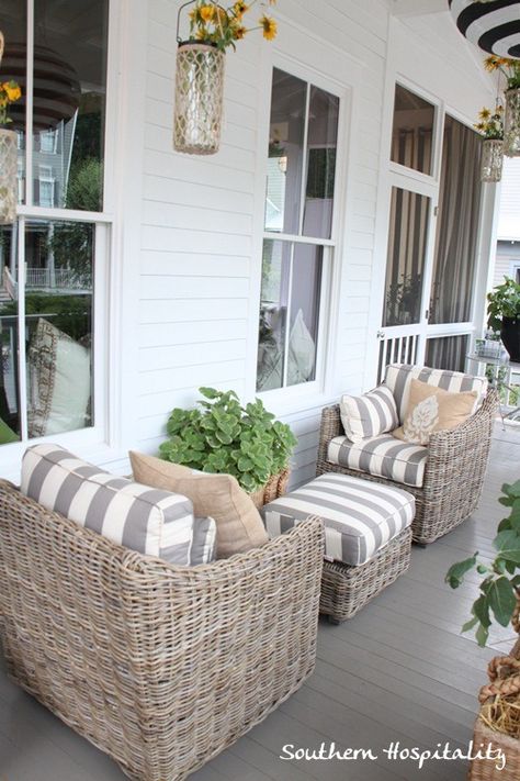 Front Porch Furniture, House Front Porch, Porch Furniture, Wicker Decor, House With Porch, Wicker Chairs, Deck Furniture, Cool Ideas, Wicker Furniture