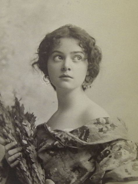 Minnie Ashley (1878-1946) - American Actress, Singer and Dancer. Circa 1892-1900. Vintage Foto's, Old Portraits, Portrait Vintage, Gene Kelly, Mae West, Old Photography, Penny Dreadful, Holding Flowers, Victorian Women