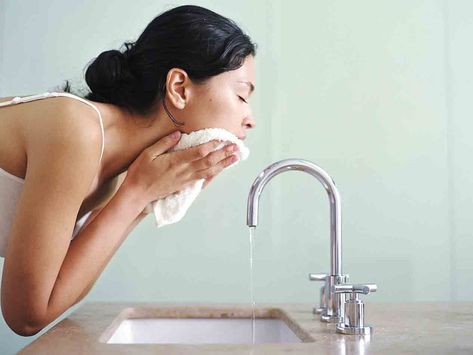 Woman washing face in bathroom Greasy Skin, Stile Boho Chic, Washing Face, Natural Acne Remedies, Homemade Facials, Morning Skincare, Vogue Spain, Cystic Acne, Acne Remedies