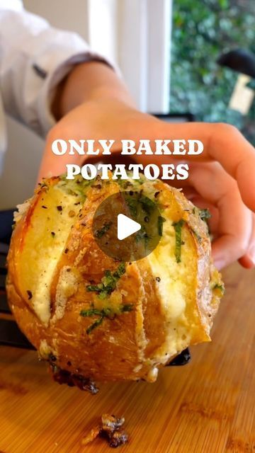 Garlic Baked Potatoes, Baked Potato Dinner, Garlic Baked, Making Baked Potatoes, Famous Star, Potato Dinner, Jacket Potato, Baked Potato Recipes, Rice Side Dishes