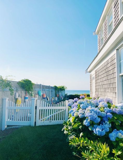 Nantucket Aesthetic, Cape Cod Aesthetic, Preppy House, Beach House Aesthetic, New England Beach House, Coastal Summer, Kettle Chips, Dream Beach Houses, Cape House