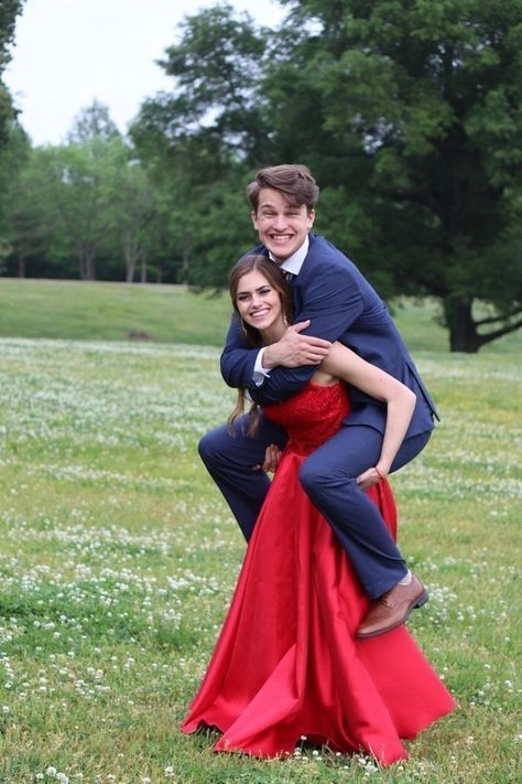 Red Long Prom Dress, Halloween Costume Couple, Prom Pictures Group, Cute Prom Dress, Prom Photography Poses, Couple Prom, Funny Prom, Homecoming Poses, Hoco Pics