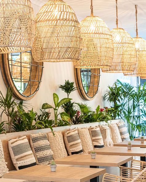 poridentidad 800×1000 píxeis Boho Cafe Interior, Boho Style Restaurant, Bar Lighting Design, Boho Cafe, Boho Restaurant, Restaurant Seating Design, Restaurant Design Inspiration, Rattan Light, Rattan Lampshade