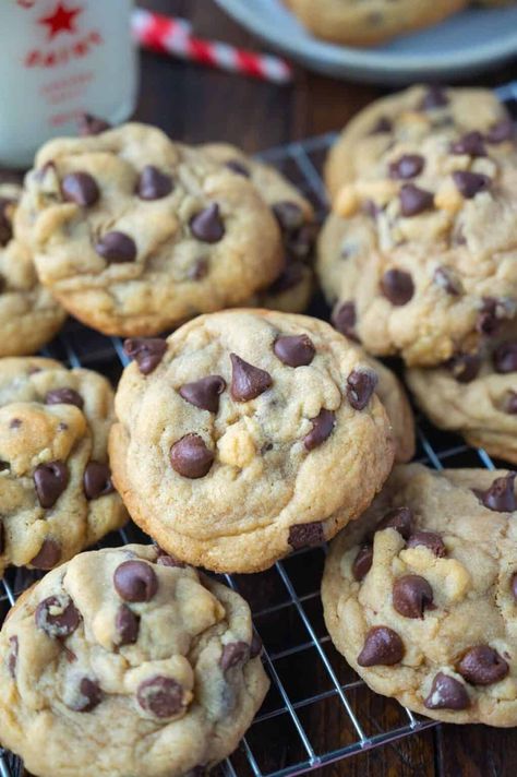 Close up of homemade chocolate chip cookies cooling on a wire rack. Cookies Made With Pudding, Chocolate Chip Cookies With Pudding, Cookies With Pudding, Starter Dough, Soft Chewy Chocolate Chip Cookies, Cookie Ingredients, Chocolate Chip Pudding, Chocolate Chip Pudding Cookies, Sweat Treats