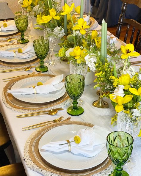 Greenery and yellow tulips as centerpieces matching the green goblets. Yellow And White Dinner Party Decor, Green And Yellow Birthday Party Decor, Yellow And White Table Settings, Yellow And Green Table Decor, Yellow And White Tablescape, Green And Yellow Tablescape, Green And Yellow Decorations Party, Yellow Brunch Decor, Green Brunch Decor