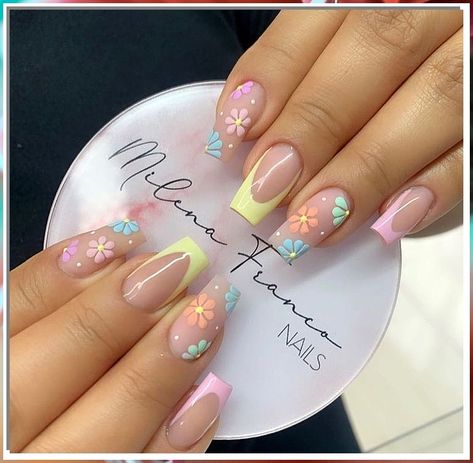 Looking for some festive nail art ideas to top off your Christmas look? Check out our top rated picks for Christmas nail art! From traditional Christmas stockings to festive tree toppers, these designs are sure to make your holiday look amazing. Pastel Flower Nails, Spring Acrylic Nails, Floral Nail Designs, Summery Nails, Nails 2023, Nagel Inspo, Acrylic Nails Coffin Short, Summer Acrylic Nails, Uñas Acrilicas