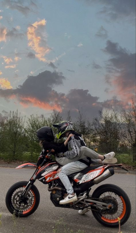 #amore #ktm #boyfriend #fidanzati #couplestyle #bikelife #motorcycle #grenzgaenger #moto #bike #helmets Biker Aesthetic Couple, Motorcycle Boyfriend Aesthetic, Motorcycle Relationship, Cute Boyfriend Goals, Motorcycle Boyfriend, Boyfriend Motorcycle, Couple On Motorcycle, Moto Couple, Motorcycle Couples