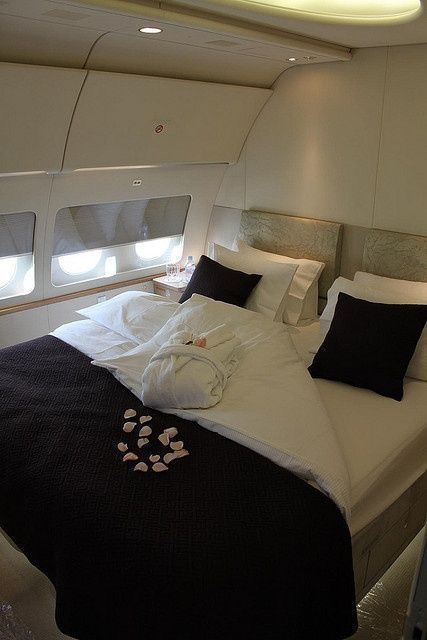 Private Plane Bedroom, Private Jet Bathroom Luxury, Private Plane With Bed, Private Jet Bedroom, Plane Bedroom, Jets Privés De Luxe, Jet Interior, Private Jet Interior, Jet Privé