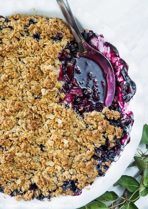 This Pear and Blueberry Crumble is a simple fruit-based dessert made by combining diced pears with blueberries and topping it off with a hearty and crunchy oat topping. #pearandblueberrycrumble #crumble #blueberry #fruitdessert #healthydessert #SweetandSavouryPursuits Gluten Free Desserts, Crumble Blueberry, Blueberry Crisp, Peach Crisp, Fruit Crisp, Blueberry Crumble, Blueberry Desserts, Free Desserts, Healthy Dessert