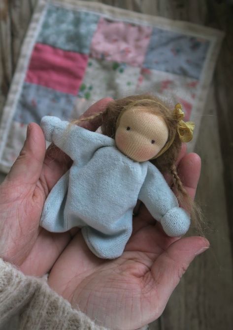 Wardolf Doll, Waldorf Doll Tutorial, Steiner Waldorf, Waldorf Inspired Toys, Pocket Doll, Sock Dolls, Homemade Dolls, Baby Doll Pattern, Waldorf Toys