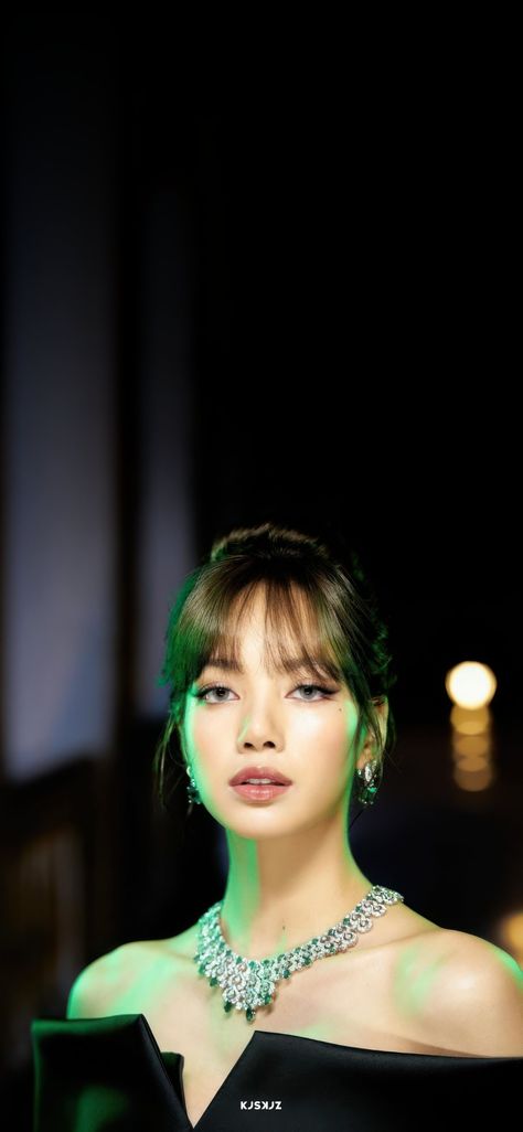 LISA WALLPAPER Lisa 4k Wallpaper, Lisa Bvlgari, Lisa Wallpaper, Dara Kpop, Lisa Blackpink Wallpaper, Dark Wallpaper Iphone, Hair Stylist Life, Lalisa Manobal, Lalisa Manoban