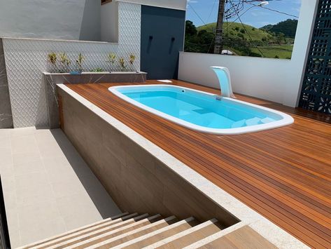 Piscinas de fibra: 45 IDEIAS que vão refrescar o seu verão Small Swimming Pools, Rooftop Terrace Design, Terrace Design, Rooftop Terrace, Home Design Decor, Beach House, Swimming Pools, Terrace, House Design