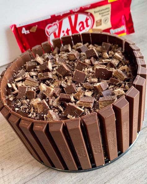 Fitwaffle Kitchen | Eloise on Instagram: “NO BAKE KITKAT CHEESECAKE 😍 Throwback to this super delicious and chocolatey KitKat cheesecake! It’s super easy to make and it’s such a…” Kit Kat Dessert, Kitkat Cheesecake, Kit Kat Cheesecake, Fitwaffle Kitchen, Flake Recipes, Oven Pancakes, Kitkat Cake, Kit Kat Cake, Food Deserts