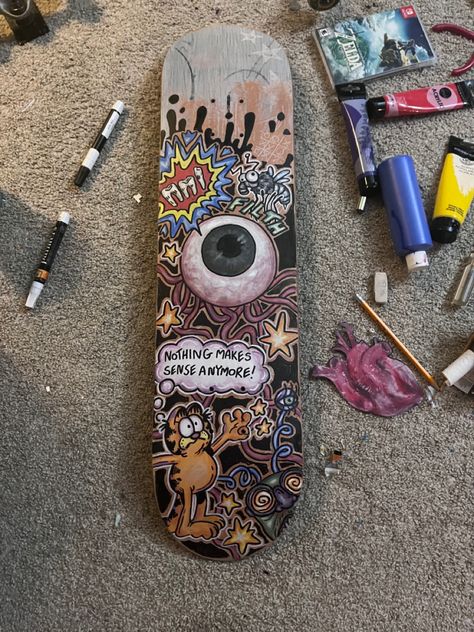 Emo Skateboard Design, Things To Paint On A Skateboard, Back Of Skateboard Design, Skate Bored Design, Skateboard Bottom Design, Graffiti On Skateboard, Skateboard Paint Ideas, Cool Skateboard Designs, Painted Skateboard Decks Art