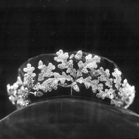 Another image of the Duchess of Norfolk's oak leaf tiara British Aristocracy, Hair Circlet, Oak Acorn, Bridal Veils And Headpieces, Tiara Headpieces, Tiaras Jewellery, Pearl Tiara, Royal Tiaras, Edwardian Jewelry