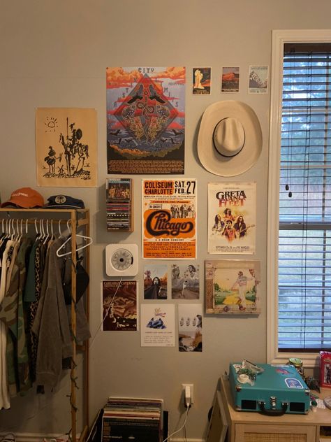 College Dorm Room Ideas Granola, Vintage College Dorm Aesthetic, Granola Room Inspiration, Granola Room Ideas, Vintage Aesthetic Dorm Room, Asethic Dorm Room Ideas, Comfy Dorm Room Aesthetic, Dorm Room Granola Aesthetic, Poster Wall Inspo Dorm