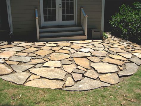 Circular shape flagstone patio in backyard Stone Patio Ideas, Flagstone Patio Design, Diy Patio Ideas, Stone Patio Designs, Stone Patios, Floating Table, Patio Pavers Design, Concrete Patios, Patio Steps