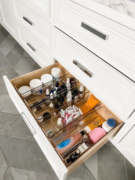 Deep Bathroom Drawer Organization, Bathroom Drawer Organization Ideas, Dresser Top Organization Ideas, Bathroom Drawer Storage, Deep Drawer Organization, Bathroom Vanity Drawers, Bathroom Organization Hacks, Bathroom Drawer Organization, Dresser Drawer Organization