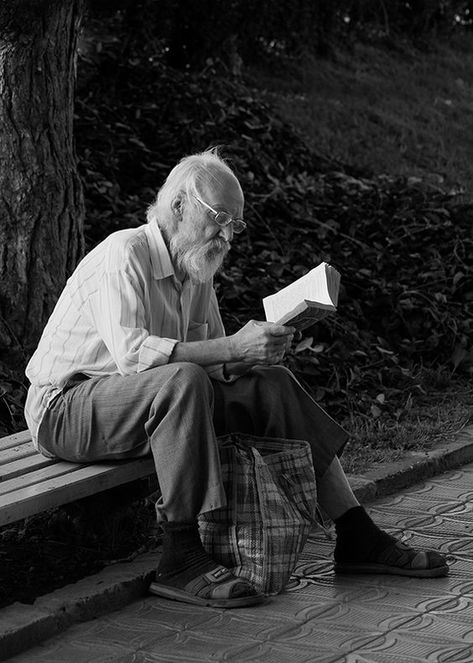 People Reading, Desain Buklet, How To Read People, Reading Art, Man Sitting, Teaching Literacy, Reading A Book, Human Poses, 인물 사진