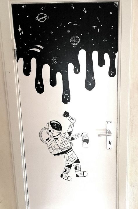 Trippy Astronaut Painting, Wallpaintings Ideas Aesthetic, Wallpaintings Ideas Simple, Closet Door Painting Ideas, Wall Drawing Bedroom Art Ideas, Drawing On Doors Ideas, Simple Room Decoration Ideas, Wallpaintings Ideas, Door Art Bedroom Paint