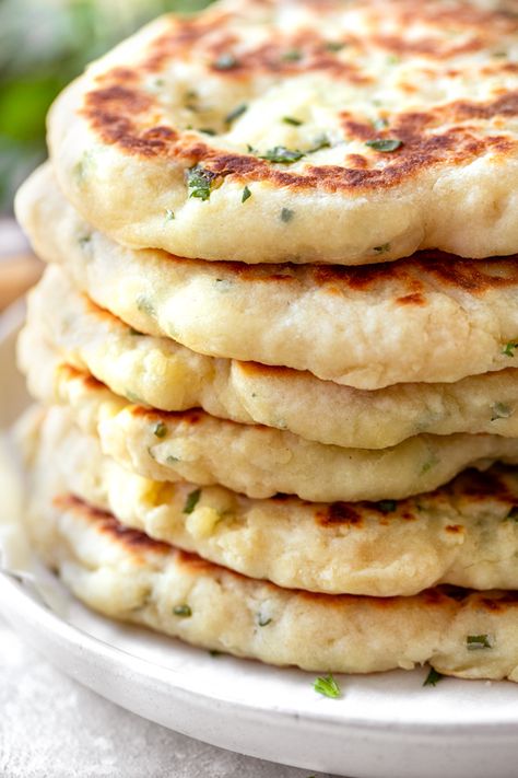 This flatbread recipe yields soft, thick flatbread that's easy to prepare, infused with olive oil and lots of garlic and herb flavor! | thecozyapron.com #flatbreadrecipe #flatbread #flatbreadrecipes #flatbreadrecipesdough #flatbreadrecipeshealthy #flatbreadrecipesnoyeast #flatbreadrecipeseasy Garlic Naan Bread Recipe, Garlic Naan Bread, Pane Pita, Garlic Flatbread, Naan Bread Recipe, Homemade Naan, Homemade Naan Bread, Recipes With Naan Bread, Flatbread Recipe