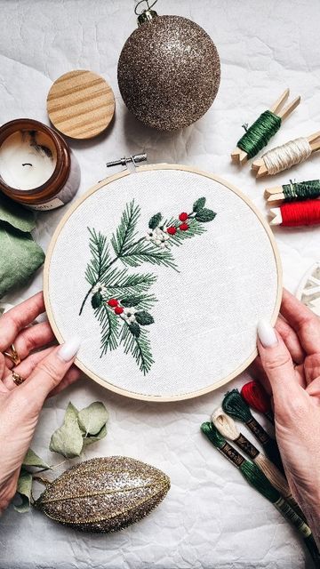 Winter Embroidery Ideas, Christmas Embroidery Tutorial, Winter Embroidery Patterns, Loop Embroidery, Xmas Embroidery, Embroidery Floss Crafts, Christmas Hand Embroidery, Embroidery Winter, Holiday Cross Stitch Patterns