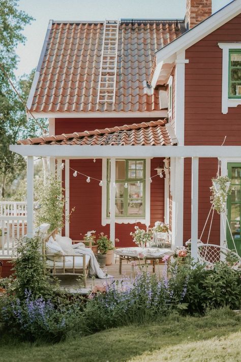 Swedish Cottage Exterior, Swedish Summer House, Swedish Houses, Swedish Cottage, Red Houses, Sweden House, Wow Wow Wow, Cottage Exterior, Swedish House