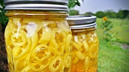 Pickled Banana Peppers Recipe, Pickle Banana Peppers Recipe, Pickling Peppers, Banana Peppers Recipe, Pickled Peppers Recipe, Summer Canning, Canning Banana Peppers, Pickled Recipes, Recipes With Banana Peppers